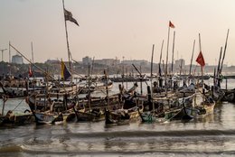 Accra;-Ghana;-Jamestown;-fishing-harbour;-fleet;-pirogue;-masts;-flags;-density;-skyline;-haze;-artisanal-fishing;-fishing-community;-Gulf-of-Guinea;-West-Africa;-historic-district;-documentary-photography;-Kaleidos;-Kaleidos-images;-La-parole-à-limage;-Stories-Pictures;-Tarek-Charara